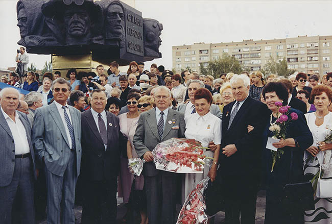 Рубашевский Давид Владимирович Групповая фотография на фоне памятника с цветами