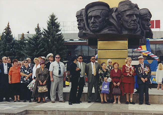 Рубашевский Давид Владимирович Группа людей на фоне памятника «Победы»